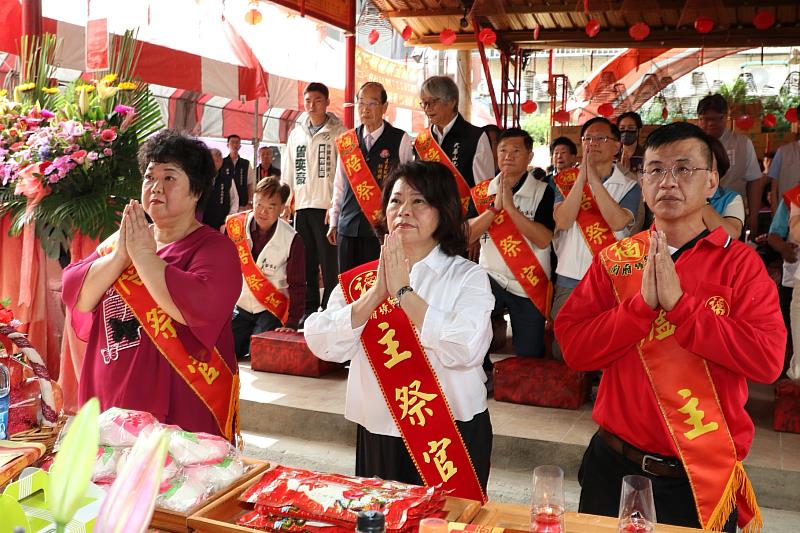 黃敏惠市長頭牙參拜四城門土地公廟。