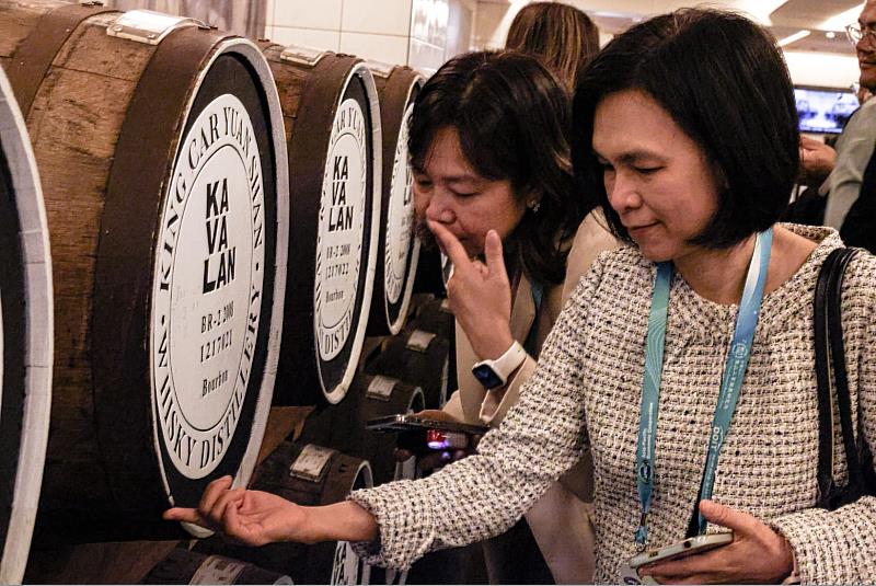 參訪食品產業減碳示範場域宜蘭金車企業的智慧製造及副產物升級循環的綠色實踐。