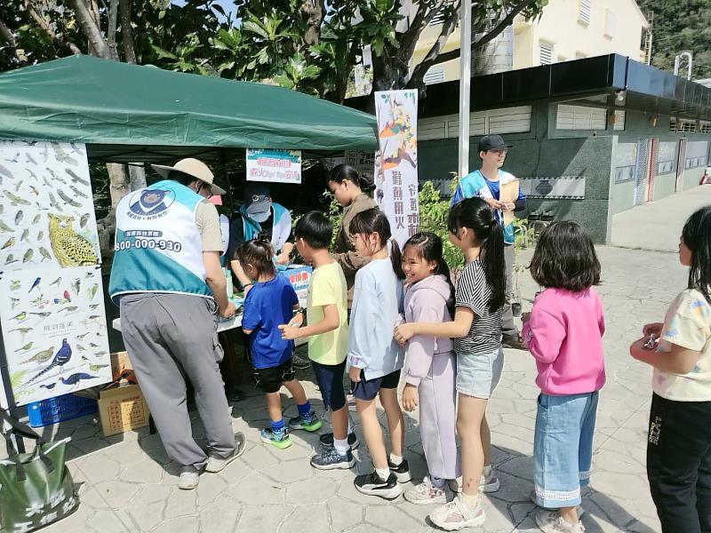 大武國小學生參與保林、保育、育樂有獎徵答。