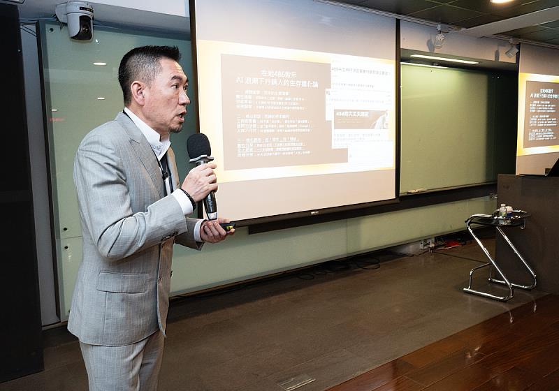 孫逸博士剖析AI浪潮下行銷與競爭本質的轉變,強調研究生需從「會用工具」提升至「能做判斷」,培養不可取代的核心能力。