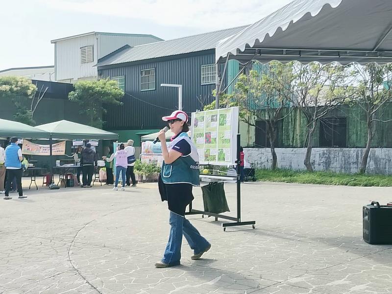 大武工作站主任介紹本日發放樹種。