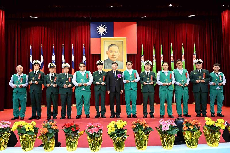 中華郵政公司董事長王國材頒發「傑出外勤人員獎」。/中華郵政提供