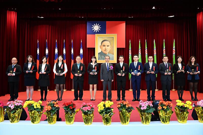 中華郵政總經理江瑞堂頒發「傑出支局經理、傑出管理人員及傑出資金運用人員獎」。/中華郵政提供