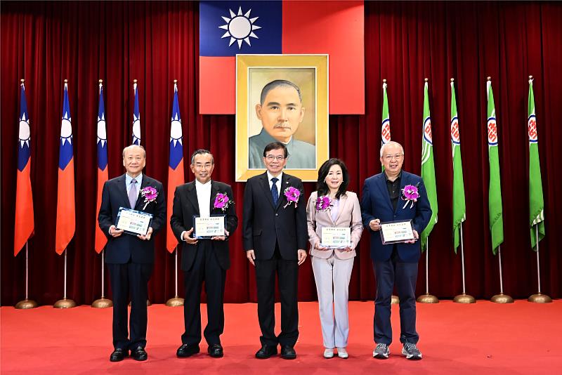 王董事長致贈前董事長「130週年郵票紀念框」（由左至右為前董事長張家祝、前董事長賴清祺、董事長王國材、前董事長李紀珠、前董事長翁文祺）。/中華郵政提供