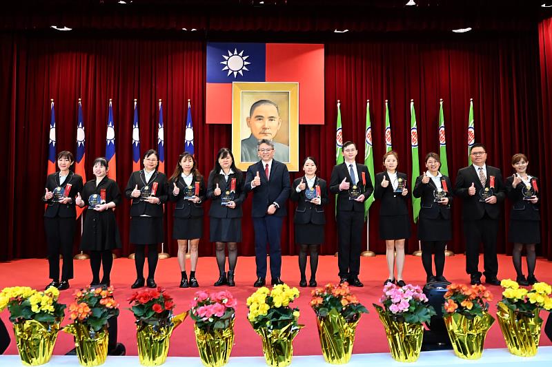 交通部交通產業發展及國際事務司司長陳其華頒發「傑出窗口人員獎」。/中華郵政提供