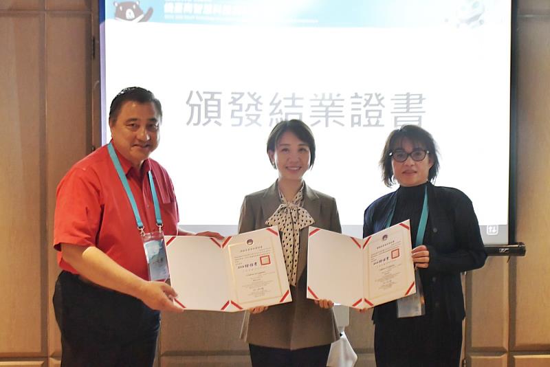 李姸慧(中)頒發結業證書,學員長郭祖惠(左)、副學員長李雷菲菲(右)代表領取。