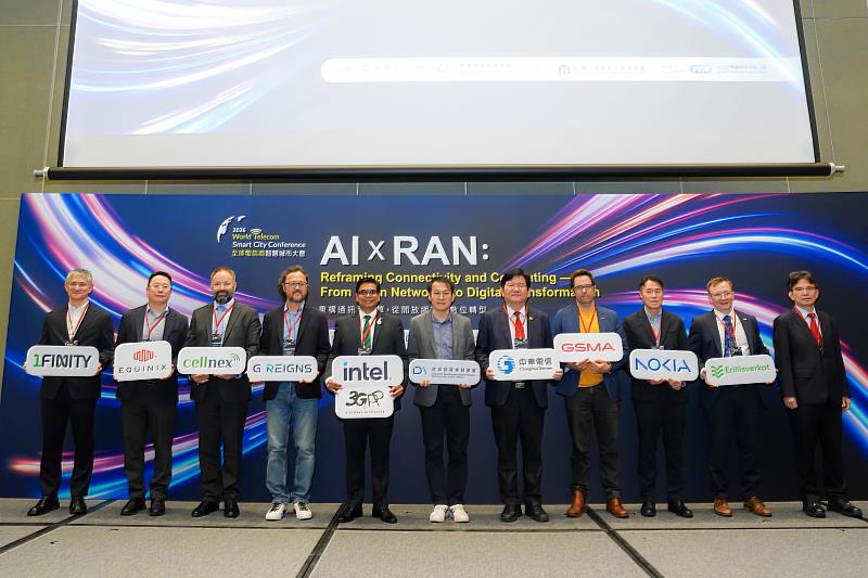 2026全球電信商智慧城市大會於今（19）日在台北盛大舉行，來自美、日、歐等國通訊領域專家與電信產業巨擘，共同探討AI驅動次世代通訊架構的發展趨勢。經濟部產發署簡任技正曾偉華（左6）與3GPP SA主席Puneet Jain（左5）、GSMA 總監 Tim Hatt（右4）、中華電信總經理林榮賜（右5）和智宏網副總韓景光（左4）等國內外指標性電信網通產業巨擘共同為大會揭幕。