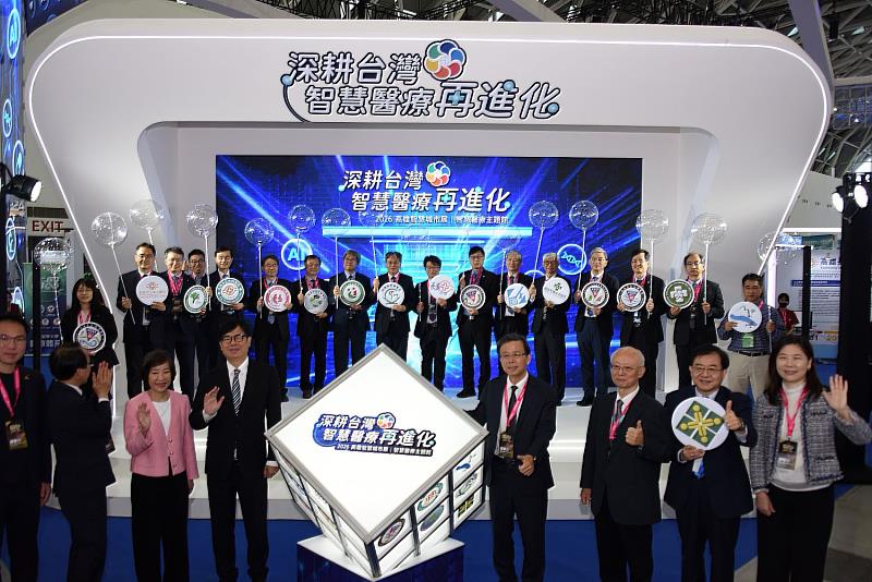 2026高雄智慧城市論壇暨展覽-智慧醫療主題館今（20）日登場，高醫醫療體系以健康台灣深耕計畫為核心，打造智慧在宅醫療新模式。