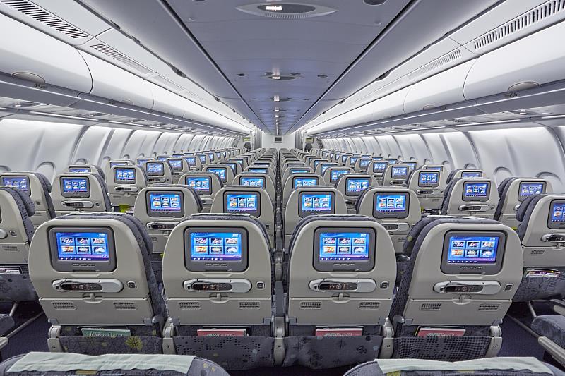 長榮航空A330-300客機配置桂冠艙及經濟艙,共有309個座位,並搭載個人視聽娛樂設備,提供旅客更豐富的搭機體驗!