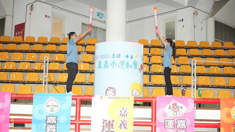 運動員點燃聖火。