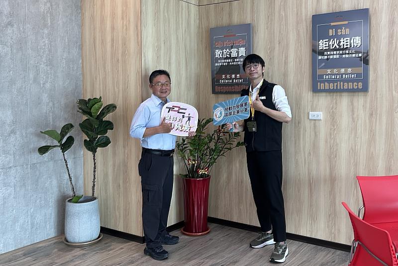 阿鉅（左）在參加人才資源發展中心（TDC）舉辦的「管理人才職能精進」及「人資培力課程－永續人才建構班」等課程，提升了自身在人資領域的專業能力，成為公司推動人力資源發展制度的核心推手，阿鉅也成功晉升為人事總務經理。