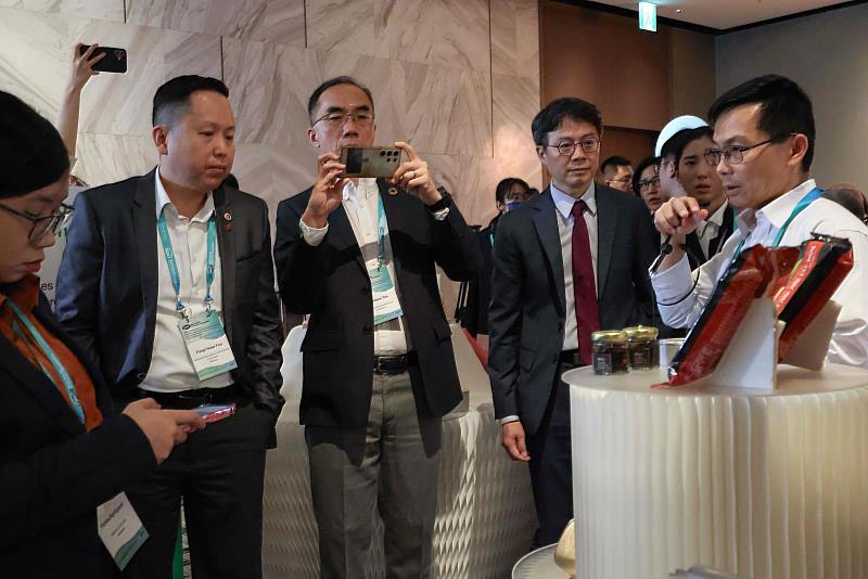 會議展示臺灣食品業者的低碳實踐成果，食品所團隊向國際與會者說明展示臺灣食品減碳科技的實力。