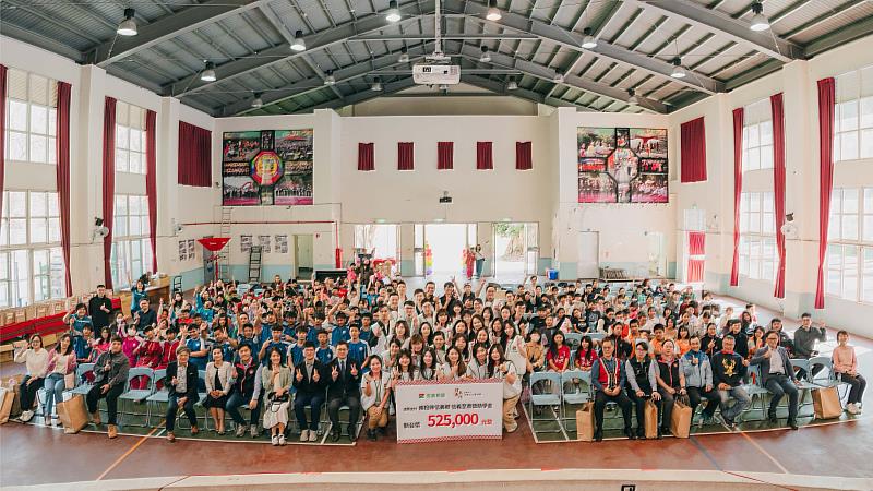 信義至善獎助學金邁入第26年，今年共頒發給18所國中小學、210位學生。