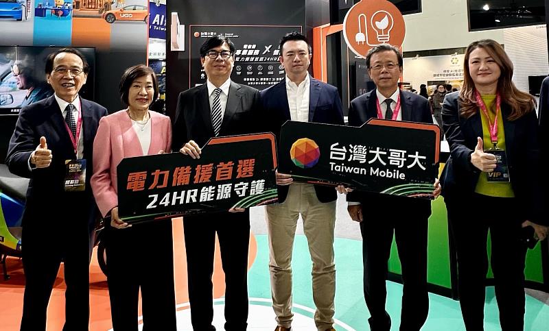 台灣大哥大首度南下參展「2026智慧城市展」高雄展區，高雄市長陳其邁亦特別到場觀展，深入了解台灣大在智慧城市領域的創新應用。（左起：高雄市副市長林欽榮、經濟部政務次長江文若、高雄市市長陳其邁、台灣大哥大新世代體驗發展處處長陳文振、台灣智慧城市產業聯盟會長胡書賓、高雄市觀光局局長高閔琳）