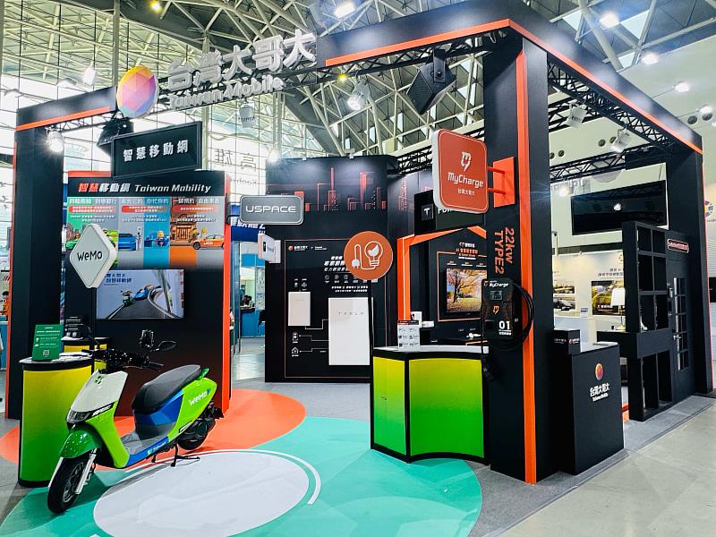 台灣大哥大參展「2026智慧城市展」高雄展區，以「智慧賦能 綠動未來」為主題，於高雄展覽館打造一座由電信科技賦能的沉浸式展演空間，展示「智慧家庭與儲能」、「智慧店家」、「智慧移動」及「智慧消防」4大領域的未來生活場景。