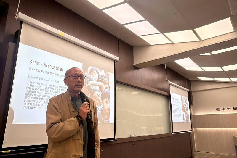 講者於南大經管系課堂中分享公益平台實務經驗，引導學生從產品開發思考如何回應社會需求。