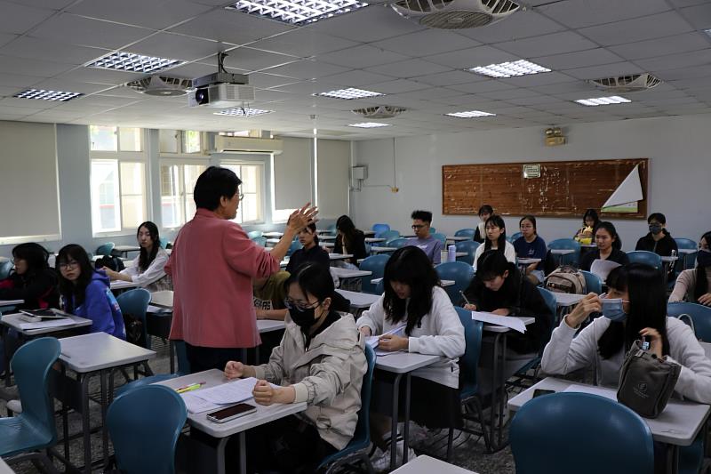 南大校長於座談分享師資培育理念，說明教學實踐與科技整合方向，展現南大師培制度與培育特色。