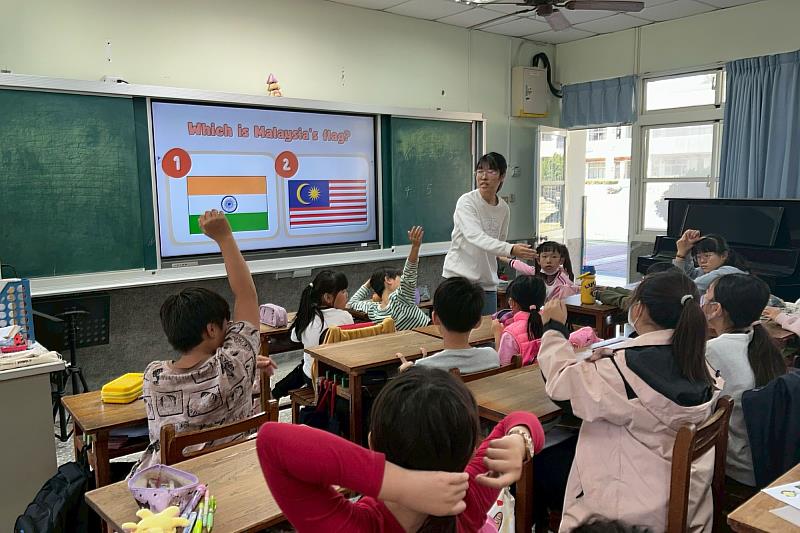 南大雙語課程融入趣味問答活動，學生踴躍舉手參與，在互動情境中練習英語表達，展現課堂活力。