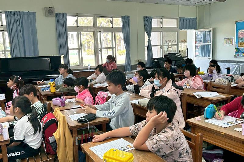 南大師資生進入東陽國小推動雙語課輔,透過分組活動帶領學生認識世界文化,提升英語學習參與與理解。