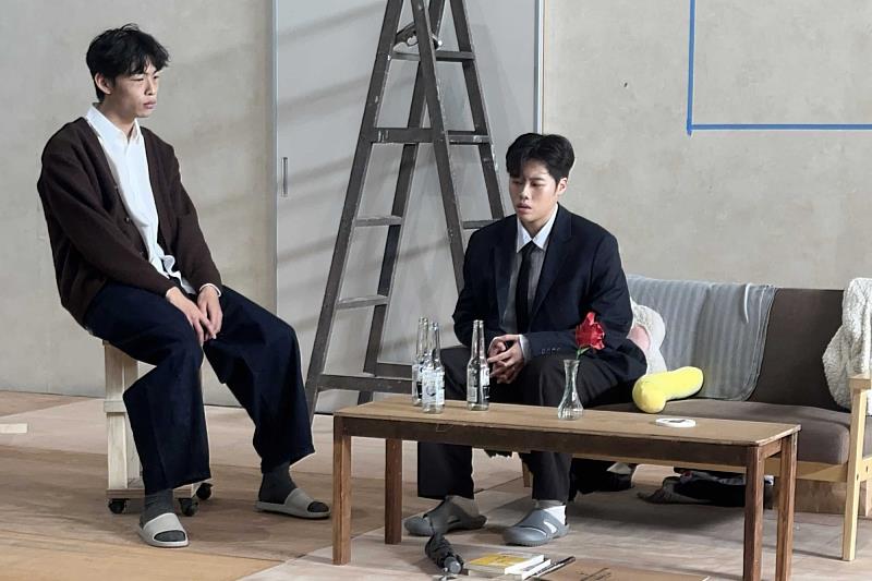 南大戲劇系學生於《槍與玫瑰》排練中投入角色詮釋，透過情緒鋪陳展現劇場表演的深度與層次。