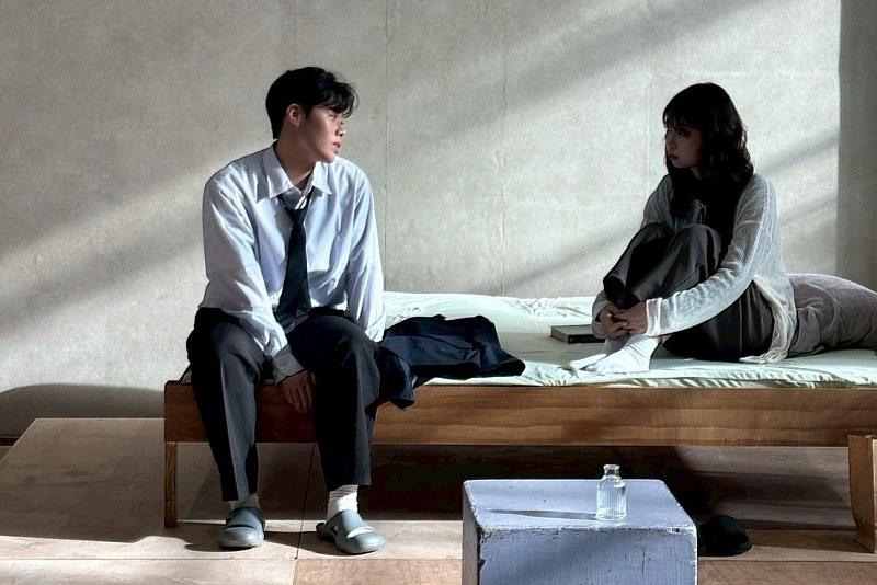 南大戲劇系學生投入《槍與玫瑰》排練，透過角色詮釋與肢體表達，呈現劇場表演訓練的學習歷程。