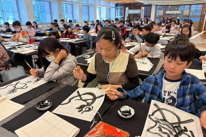 「一起動手寫漢字－2026小學生書法藝術研習營」吸引530位國小學童報名，最終考量場地容量與教學品質僅錄取200位。