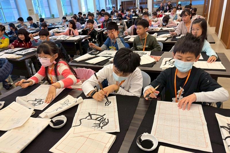 200位來自中部地區90所國小三至六年級學生，在逢甲游翰堂老師專業引導下，進行書法實作體驗。