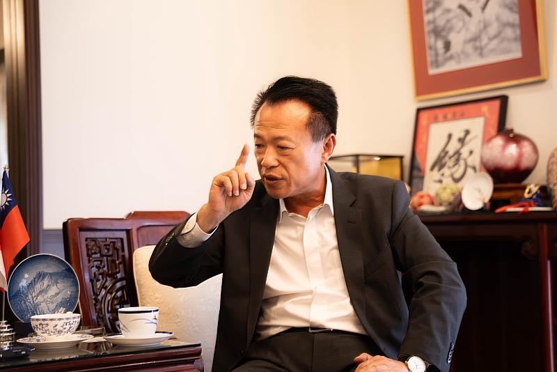 嘉義縣長翁章梁赴日接受「西日本新聞」專訪，向日本介紹嘉義轉型與願景。