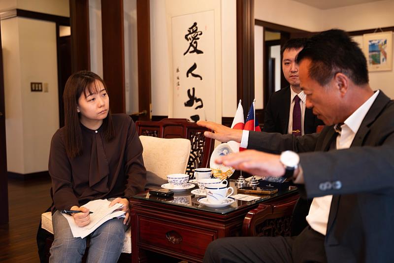 嘉義縣長翁章梁赴日接受「西日本新聞」專訪，向日本介紹嘉義轉型與願景。