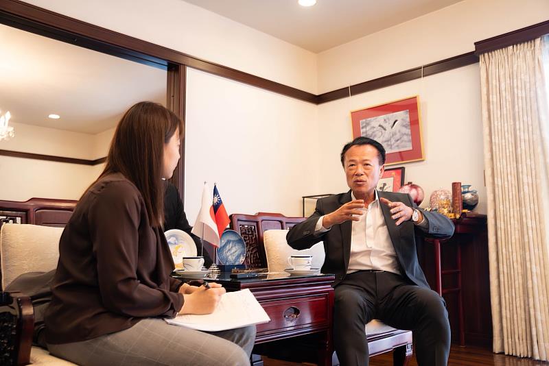 嘉義縣長翁章梁赴日接受「西日本新聞」專訪,向日本介紹嘉義轉型與願景。