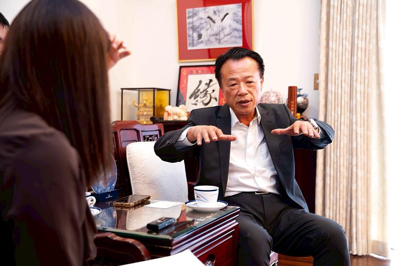 嘉義縣長翁章梁赴日接受「西日本新聞」專訪，向日本介紹嘉義轉型與願景。