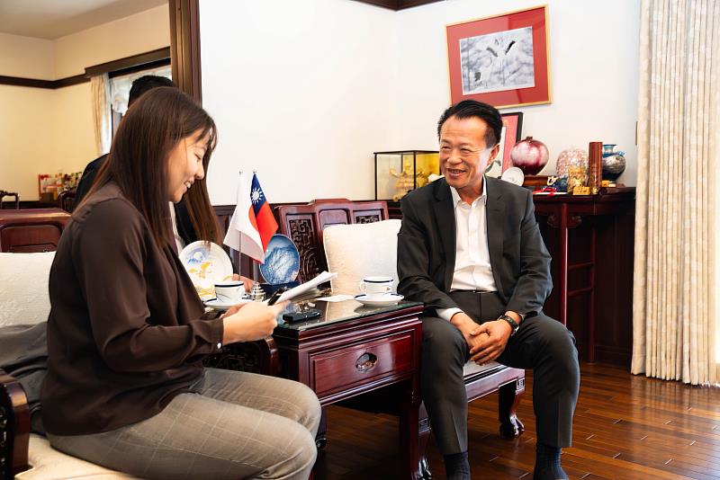 嘉義縣長翁章梁赴日接受「西日本新聞」專訪，向日本介紹嘉義轉型與願景。