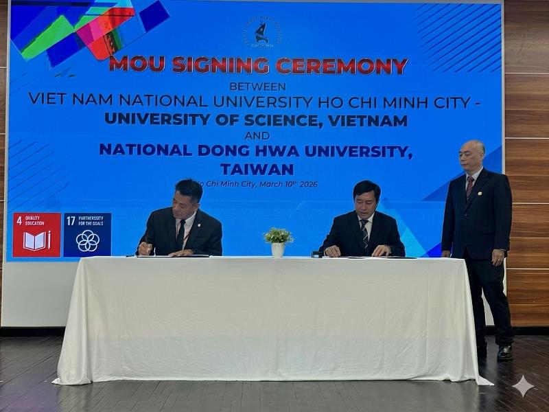 徐輝明校長與國家大學胡志明科學大學校長簽署合作備忘錄。