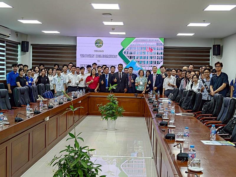 東華大學徐輝明校長率團赴胡志明農林大學交流與座談師生合影。