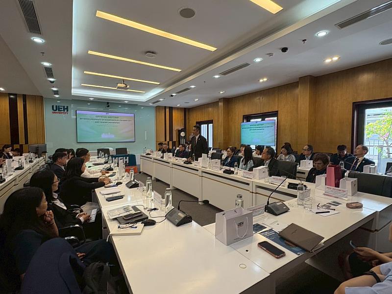 徐明輝校長向胡志明經濟大學代表介紹臺灣交流參訪團。