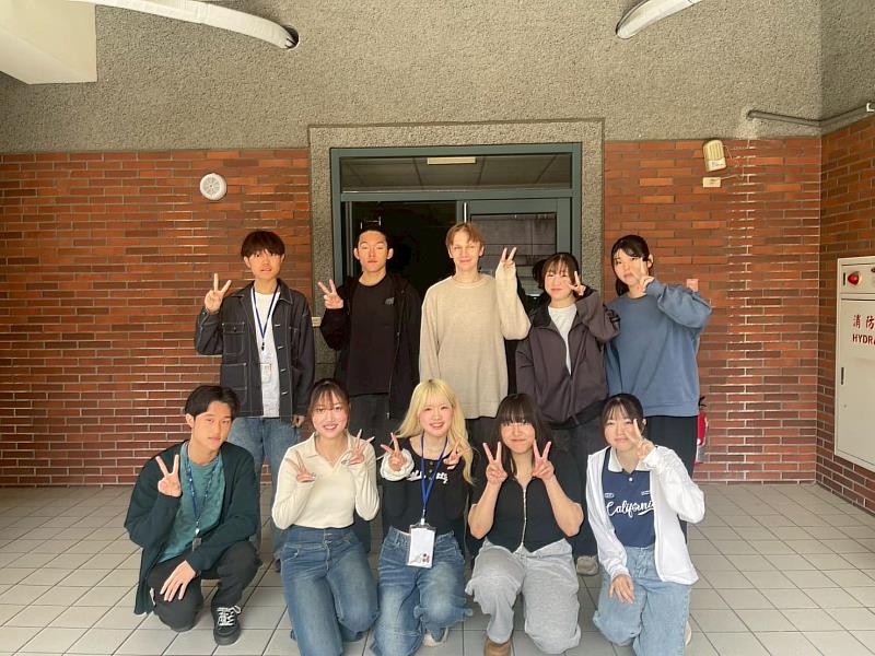 台日學生與老師合影留念。