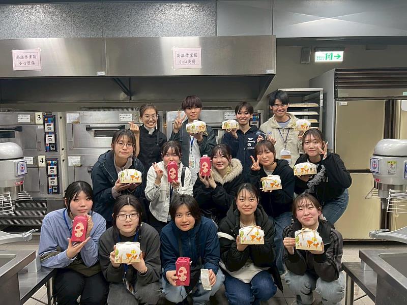 師生進行鳳梨酥教學，深化實作與文化學習。