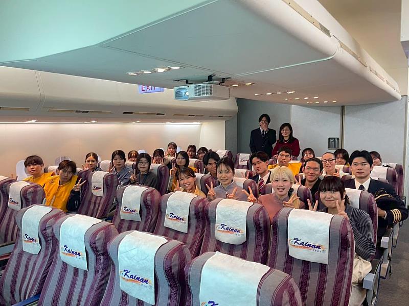 機艙教室沉浸體驗，培養航空服務實務感。