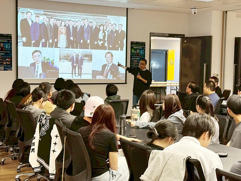 AI 創智學院李宗翰院長致詞,歡迎高中生將淡江大學各學院作為啟動職涯競爭力的起點。(圖/淡江大學提供)