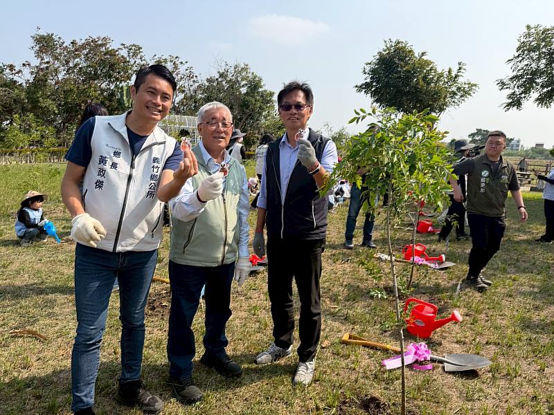 義竹鄉村里清潔大作戰 齊聚公園共植綠意