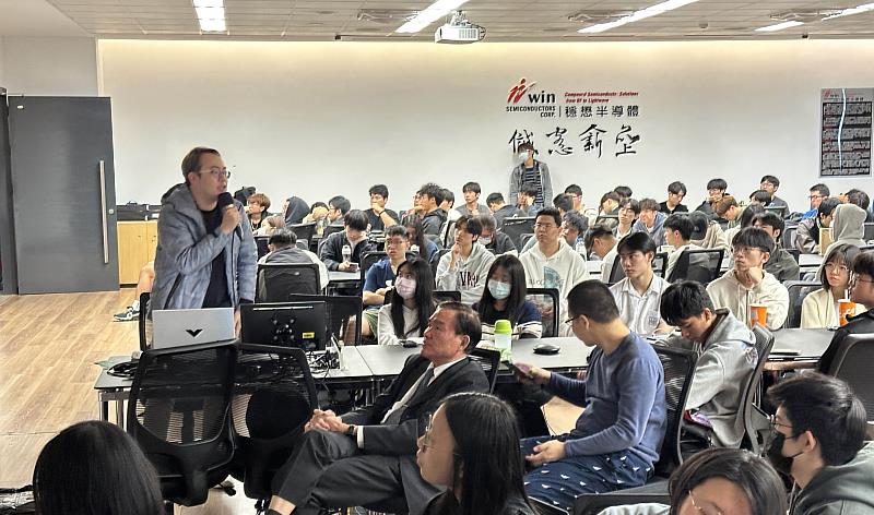 現場特別邀請CAVEDU教育團隊專業講師解說，帶大家一起理解最前瞻的AI技術與應用。（圖／淡江大學提供）