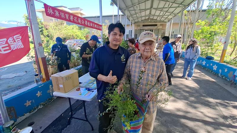 大華村贈苗。