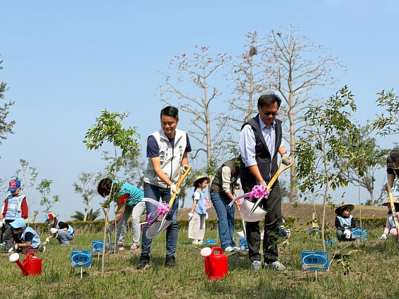 嘉義縣義竹鄉村里清潔大作戰 齊聚公園共植綠意