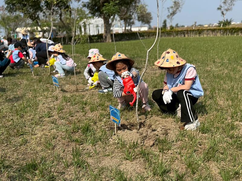 義竹鄉村里清潔大作戰 齊聚公園共植綠意