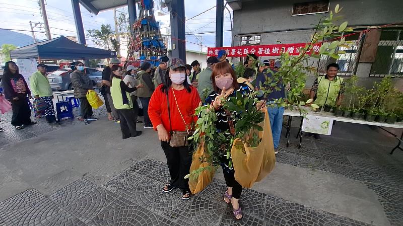 大平村贈苗。