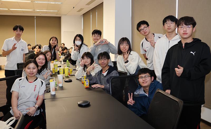 新北市時雨高中的高三學生呼朋引伴來參加盛會。(圖/淡江大學提供)