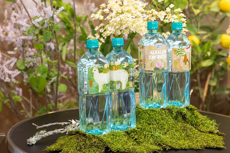 台塩海洋鹼性離子水攜手日本藝術家長井朋子推出藝術限量瓶，以「清透之境‧生之美」為主題，即日起於MOMO購物網獨家限量販售。