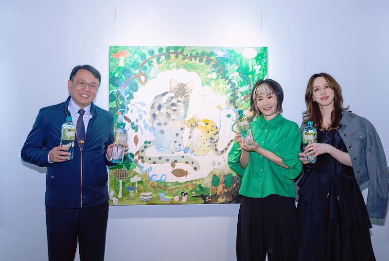 台日美學跨界綻放！日本藝術家長井朋子（中 ）將充滿生命力的奇幻筆觸注入台塩海洋鹼性離子水，與臺鹽董事長丁彥哲（左）、天工生技總經理劉丹筠（右）共同揭開聯名序幕。