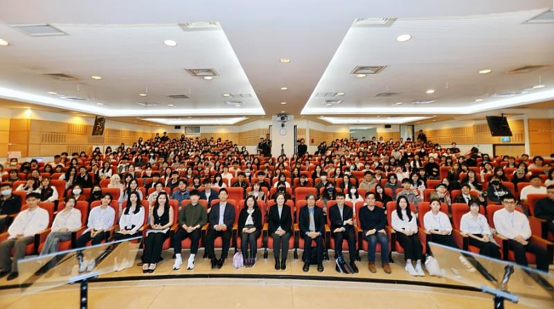 圖二、講座報名開放不到一分鐘即額滿，台下座無虛席。