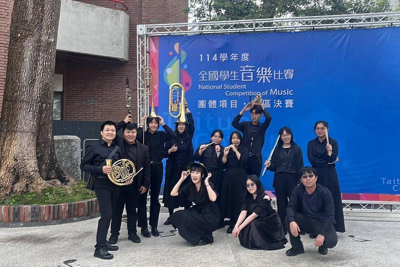 南大管弦樂社於全國賽榮獲優等，團隊合影展現自信與凝聚力，呈現校園音樂社團的穩定實力。